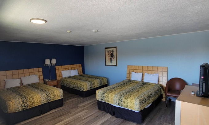 Clovis Hotel | Budget-Friendly Travelodge by Wyndham Clovis with Kitchen & Spa