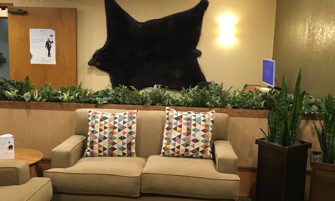 Mendenhall Valley Hotel | Inviting Travelodge by Wyndham Juneau: Pool, Spa & Breakfast