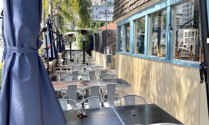 East Village Hotel | Convenient Travelodge Near Long Beach Convention Center
