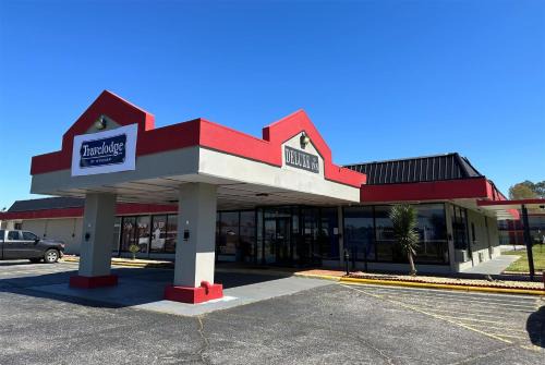 Lumberton Hotel | Budget-Friendly Travelodge by Wyndham Lumberton: Pet Friendly Stay