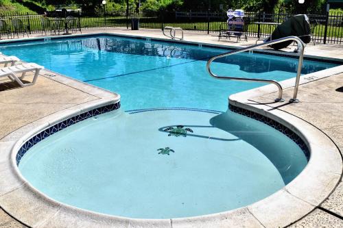 Red Bluff Cabin | Budget-Friendly Econo Lodge with Ocean View and Pool