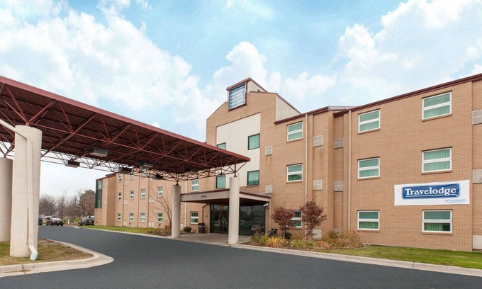 Romulus Hotel | Convenient Travelodge by Wyndham near Detroit Airport