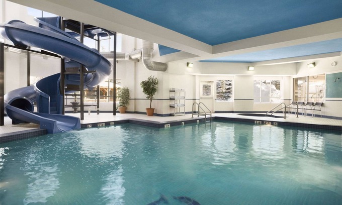 Strathmore Hotel | Exceptional Travelodge by Wyndham Strathmore with Spa & Pool