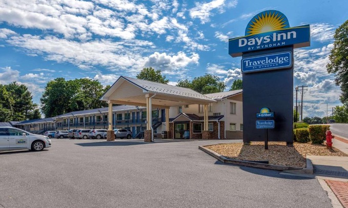 Charles Town Hotel | Budget-Friendly Travelodge by Wyndham in Harpers Ferry