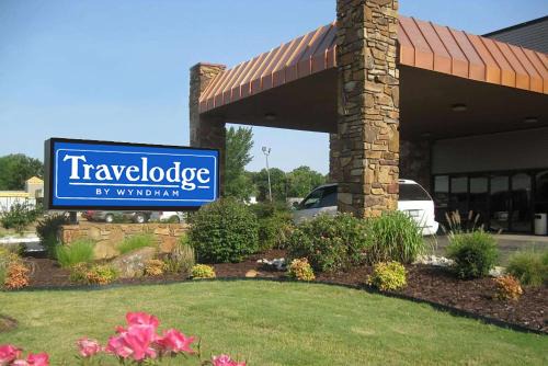 Coffeyville Hotel | Discover Travelodge by Wyndham Coffeyville with Pool & Hot Tub