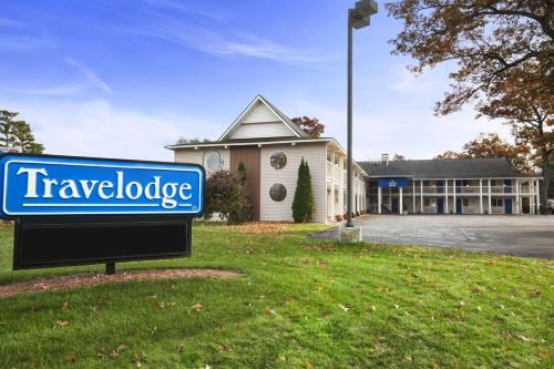Traverse City Hotel | Pet-Friendly Travelodge in Traverse City with Ocean Views