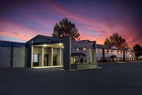 Wahpeton Hotel | Pet-Friendly Travelodge by Wyndham Wahpeton with Pool Access