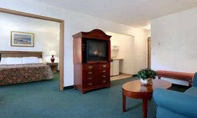 Waukegan Hotel | Budget-Friendly Travelodge by Wyndham with Breakfast & Spa