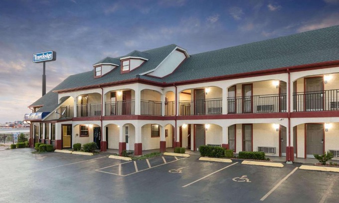 Norman Hotel | Comfortable Stay at Travelodge Inn & Suites with Pool