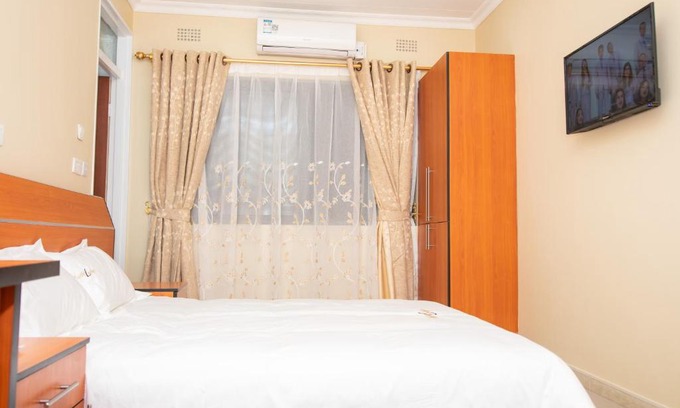 Blantyre Bed & Breakfast | Family-Friendly Retreat at Travelodge with Great Reviews