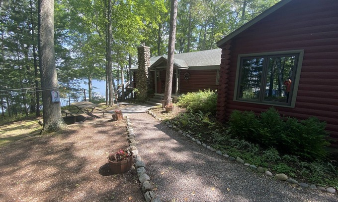 Mayfield Cottage | Idyllic Lakefront Retreat at Rennie Lake - Guest Rated 10/10