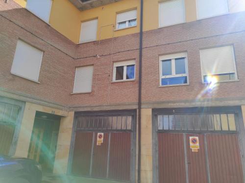 Casalarreina Apartment | Inviting Travesía de La Rioja: Pet & Child-Friendly Retreat
