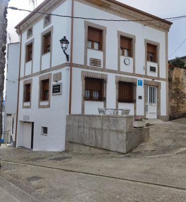 Sarria Apartment | Cozy Travesia Rooms: Wheelchair Accessible & Family-Friendly