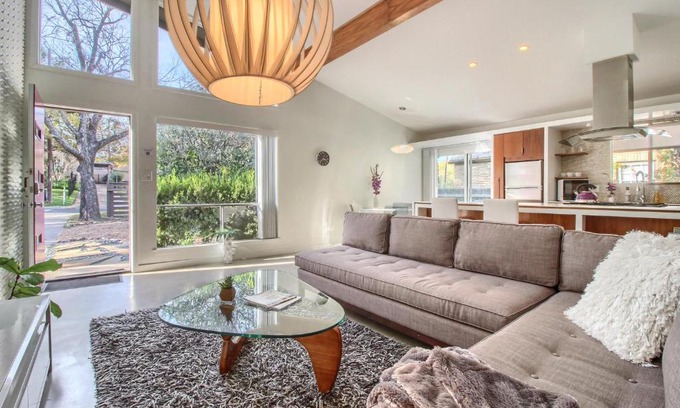 South River City House | Modern Travis Heights Retreat with Kitchen - Rated 9/10