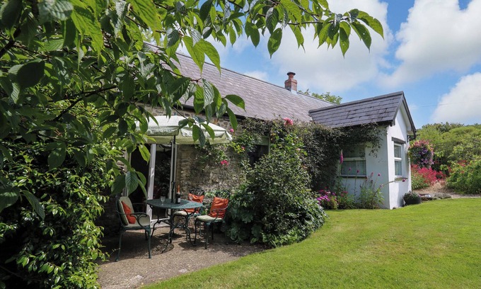 Llanllwchaiarn Cottage | Relaxing Trawsnant Cottage with Hot Tub in New Quay