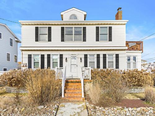North Beach Haven Apartment | Family-Friendly Retreat at Traynor 1 for Memorable Stays