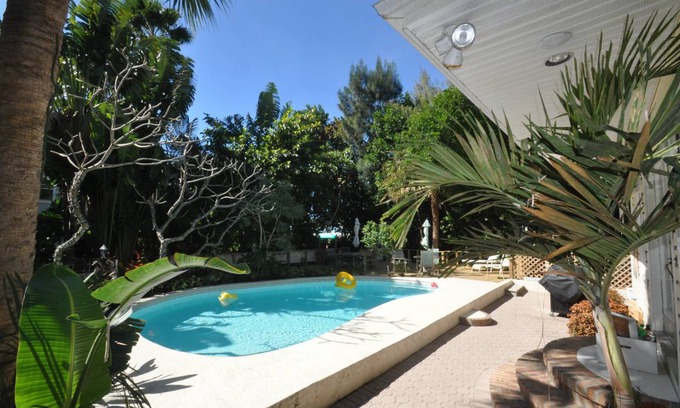 Treasure Island Apartment | Experience Treasure Island Beach Retreat with Pool & Kitchen
