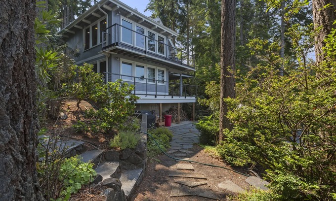 Allyn-Grapeview House | Unforgettable Treasure Island Beach House with Ocean Views