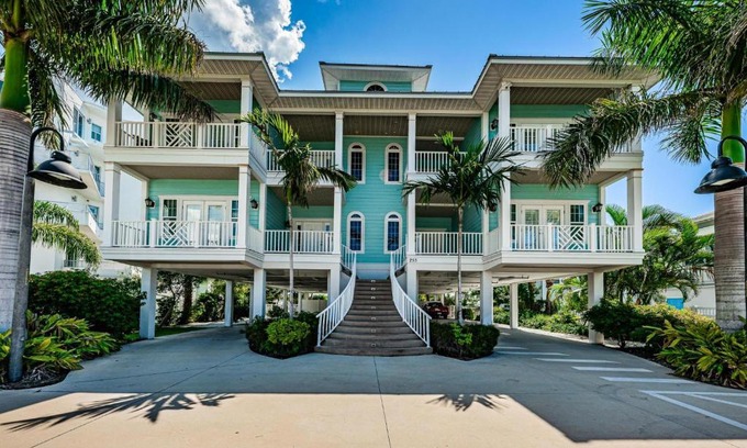 Treasure Island House | Discover Treasure Trove Flying Dutchman: 4-Star Family Retreat