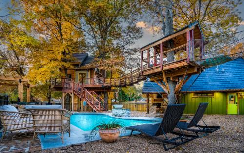 Bentonville Villa | Experience The Tree House in Bentonville: Pet-Friendly Retreat