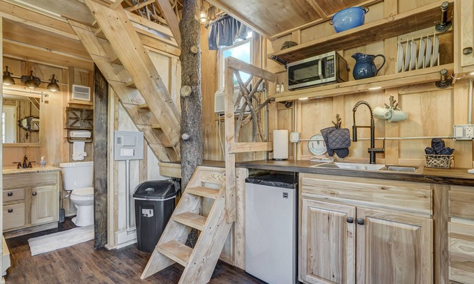 Larkspur House | Unforgettable Tree Eagles Nest: Rated 9.8, Family-Friendly!