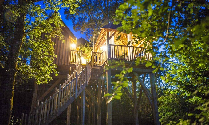 Savignac-de-Miremont Cabin | Tree House Getaway with Private Spa and Pool Amenities