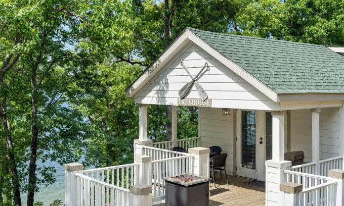 Sperry Cottage | Cozy Treehouse Cabin Retreat at Skiatook Lake