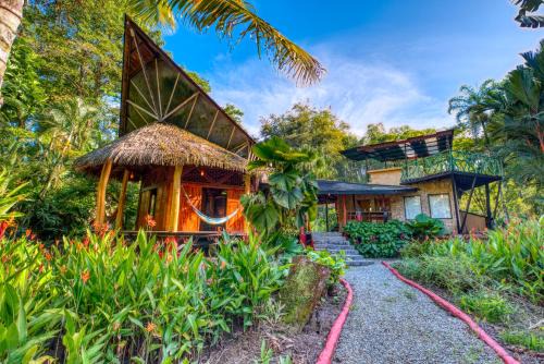 Chiguata Cabin | Oceanfront Tree House Lodge with Hot Tub & Family Amenities