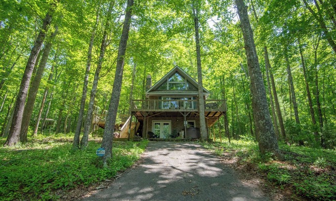 Shatley Springs Cottage | Cozy Tree House Chalet with Hot Tub & Firepit Near Dining