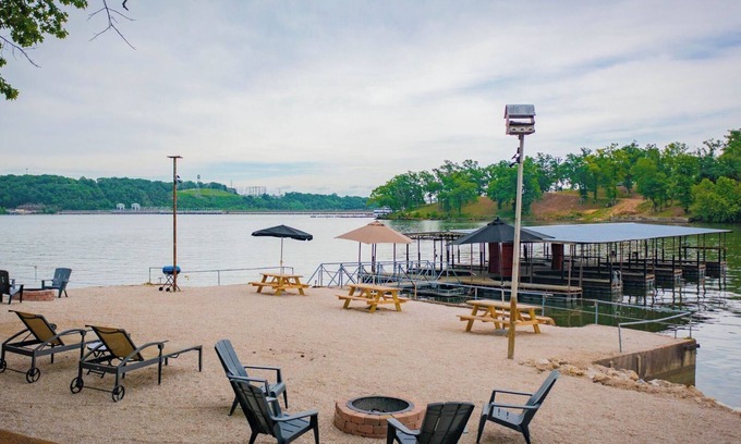 Lake Ozark Cabin | Cozy Tree House with Fire Pit Steps from Bagnell Dam