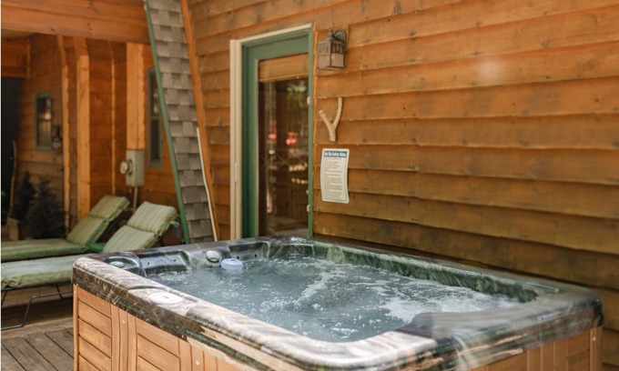 Walnut Mountain Cabin | Treehouse Retreat with Jacuzzi, Scenic Views & Gaming Fun