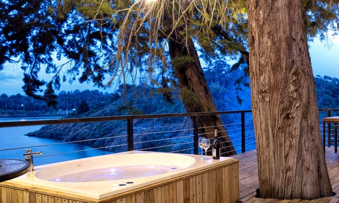 Guatape Cabin | Tree House: Delightful Cabin with Jacuzzi & Ocean View