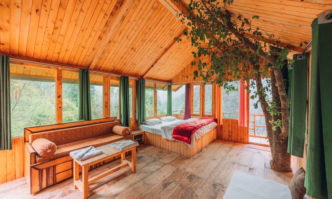 Banjar Cabin | Cozy Tree House: Pet-Friendly Retreat for Families