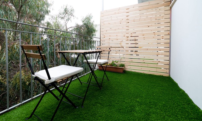 Tel Aviv Apartment | Cozy Tree House Oasis with Enchanting Balcony & Kitchen