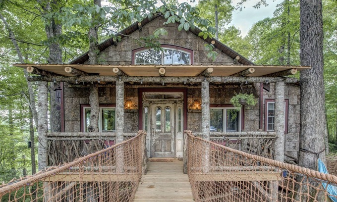 Jefferson House | Guest Rated 10/10: Tree House on The Farm Escape