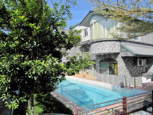Yanpu House | Inviting Tree House: Family-Friendly with Pool & Breakfast
