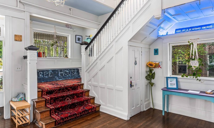Five Points South House | Tree House: Guest Rated 9.8 with Spa and Family Amenities