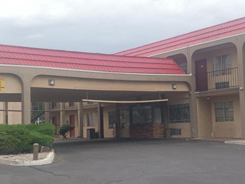 Northeast Heights Hotel | Pet-Friendly Tree Inn & Suites Albuquerque - 5-Star Stay