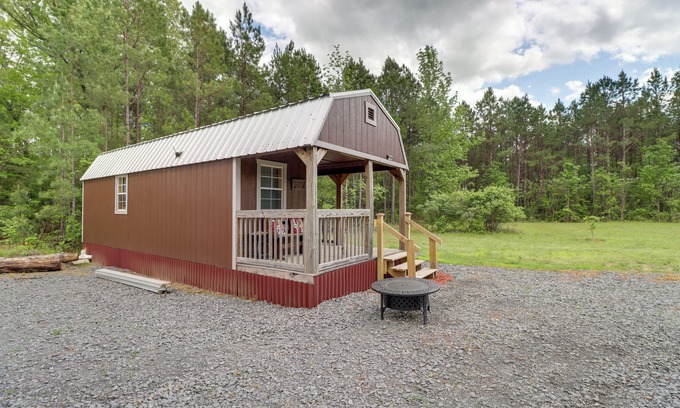 Higden Cottage | Relaxing Higden Retreat: Pet-Friendly with Spa & Trails