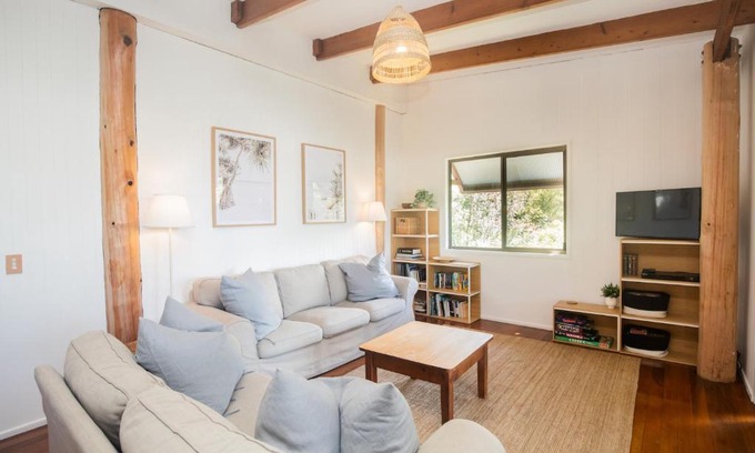 Point Lookout House | Cozy Tree & Sea Retreat - Family-Friendly Dual Living Space