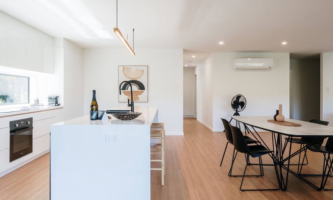 South Launceston House | Tree Top Haven ITAS - Hosted by L'Abode