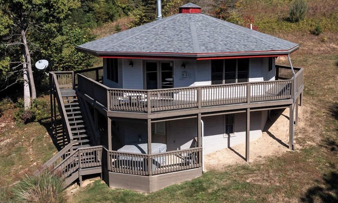 Logan Cabin | Relaxing Tree Top Retreat in Hocking Hills with Spa & Pool