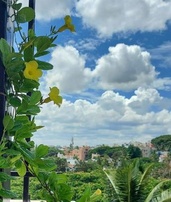 Bengaluru Apartment | Cozy Tree Top: Pet-Friendly Stay with Family Breakfast