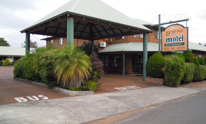 Walpole Hotel | Explore Nature at Tree Top Walk Motel with Pool & Breakfast