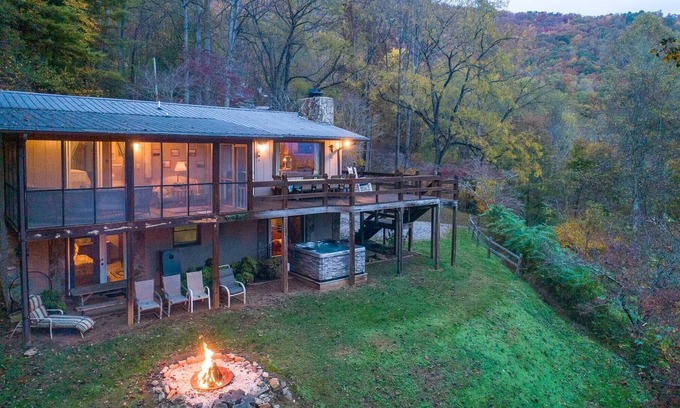 Sylva House | Tree Tops: Cozy Retreat with Mountain Views & Hot Tub