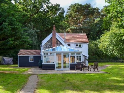 Mundford House | Pet-Friendly Tree Tops Cottage with Exceptional Guest Ratings