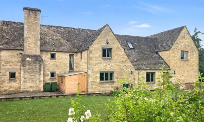 Temple Guiting House | Discover Tree Tops House and Garden Cottage for Families