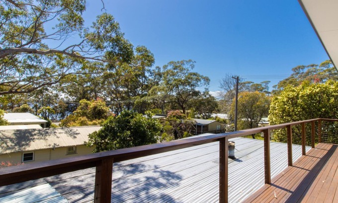 Cudmirrah House | Stay at Tree Tops: Steps from Scenic Swan Lake