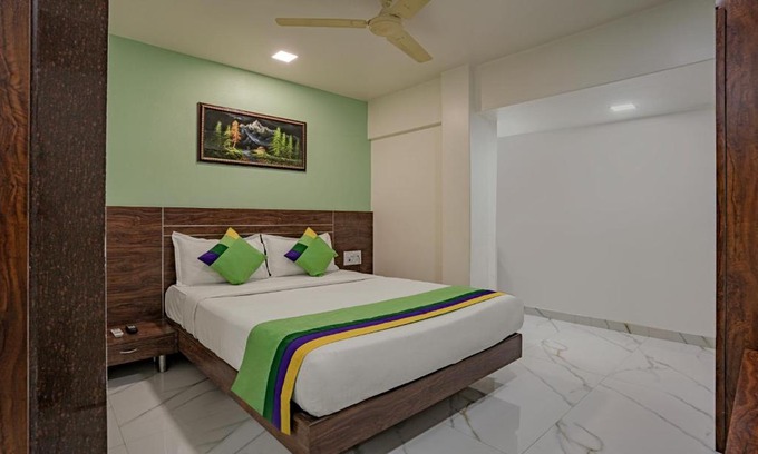 Malad West Hotel | Comfortable Treebo Atithi Inn Malad with Dining Options