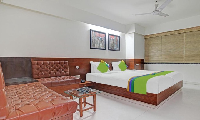 Palasia Hotel | Comfortable Stay at Treebo Cherry Tree with Great Amenities